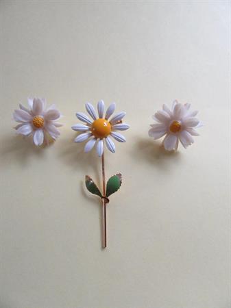 Mod Daisy Flower Pin with Bonus Clip on Earrings  Costume Jewelry 1960's Accessories 60's Party Daisies Flowers Hippie