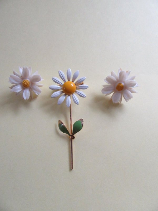 Vintage 1960's Mod Daisy Pin And Earrings