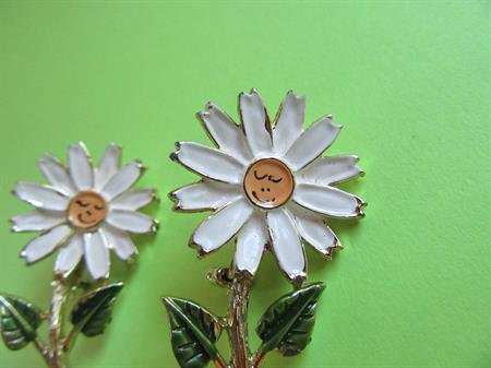 Anthropomorphic Pin Set Smiling Daisies Vintage Jewelry 