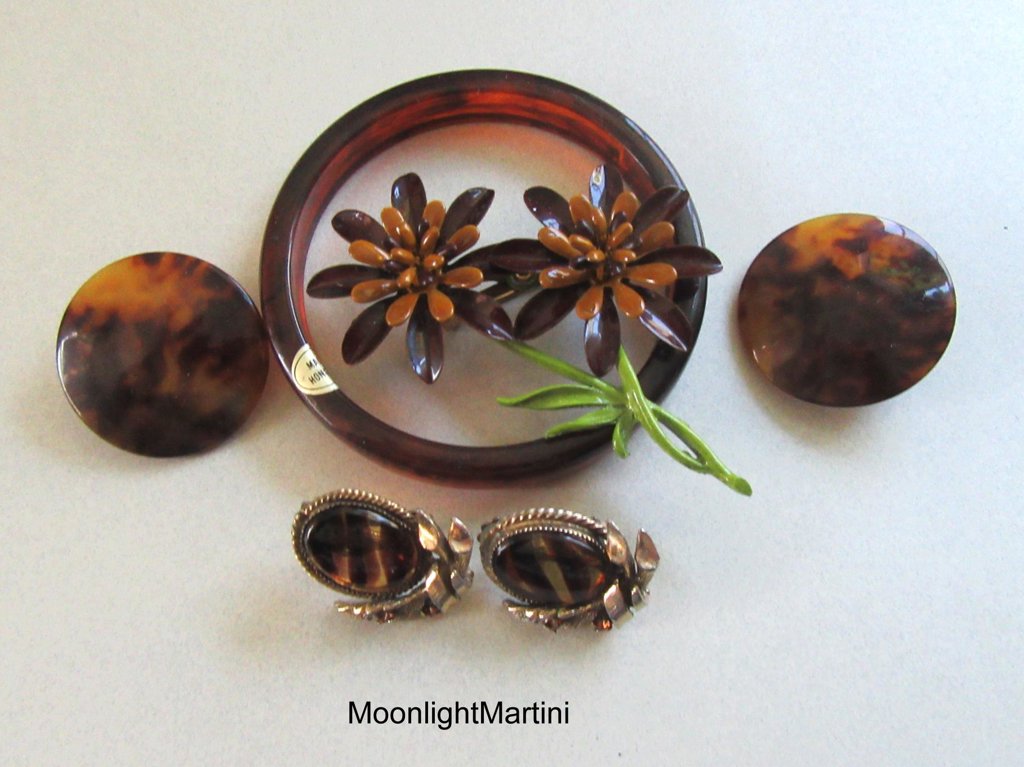 Vintage Mod Flower Pin Earrings Robert Glass Clip Ons Lucite Bangle