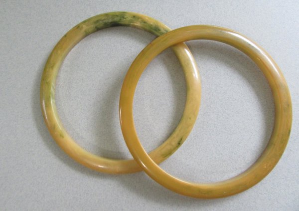Vintage Bakelite Bangle Bracelet Set  Mustard Green 