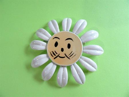 Anthropomorphic Face Daisy  Pin Mod 1960's Vintage Costume Jewelry Figural Hippie Flower Power