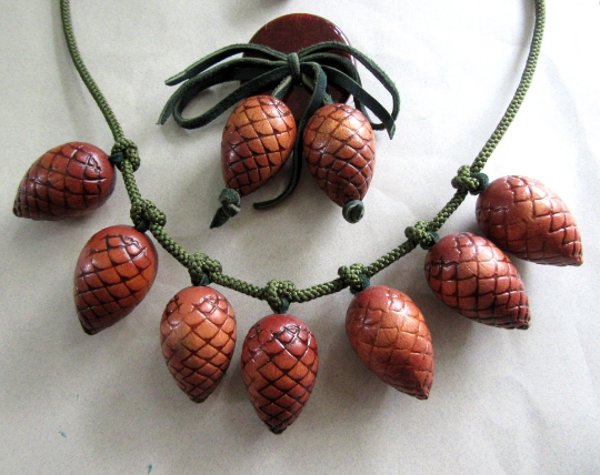 Vintage 1940's Wooden Pine Cone Necklace Set