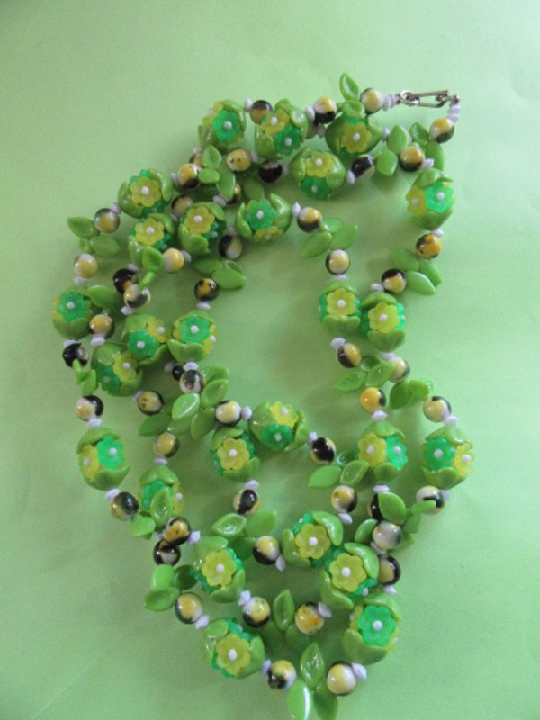 Mod 1960's Green Flower Necklace Vintage Jewelry 