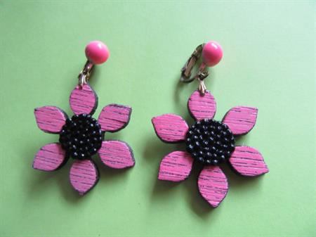 1960's Mod Earrings Pink and Black Wood Daisies Clip Ons 60's Party Accessories Vintage Costume Jewelry Hippie