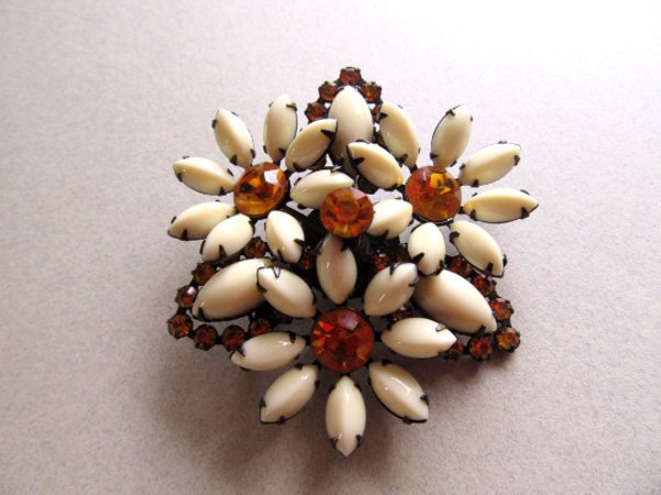 Vintage Rhinestone Daisy Pin 