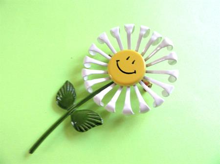 Vintage Anthropomorphic Daisy Pin 