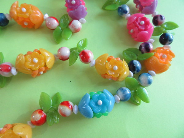 Mod 1960s Flowers Necklace Hong Kong Vintage Jewelry