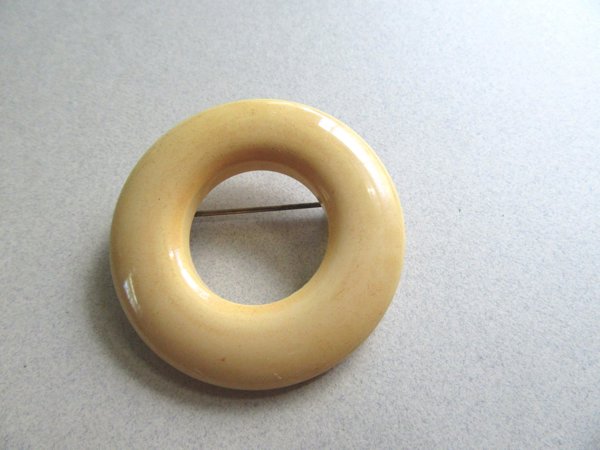 Vintage Bakelite Wreath Pin Corn Maize Yellow