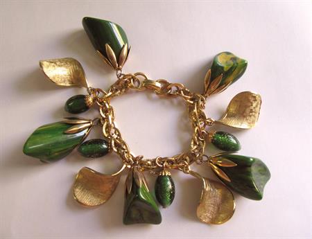 Bakelite Charm Bracelet Creamed Spinach Curved Leaves Glitter Lucite Beads  Vintage Costume Jewelry 1950's Accessories