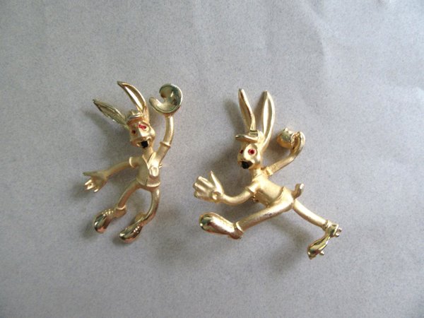 TWO Unsigned Reinad ? Bugs Bunny Baseball Pins Vintage Jewelry 