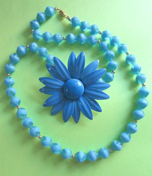 Mod 1960's Blue Daisy Pin Bonus Necklace Vintage Jewelry 