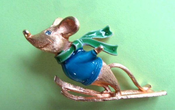 Anthropomorphic Mouse Pin Signed JJ Vintage Jewelry