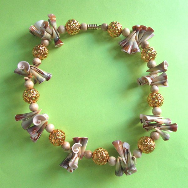 1950's Shell SHORT Choker Necklace Vintage Jewelry 
