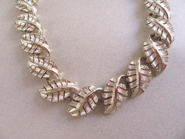 1950's Gold Leaves Choker Necklace Vintage Jewelry