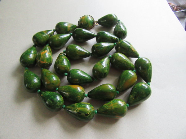Vintage Bakelite Necklace Creamed Spinach Beads 