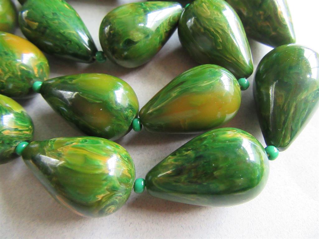 Bakelite Necklace Creamed Spinach Stunning Beads Marbled Vintage