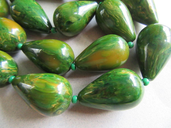 Vintage Bakelite Necklace Creamed Spinach Beads 