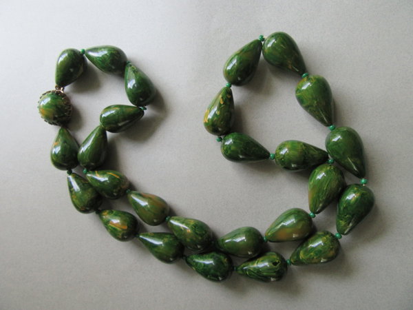 Vintage Bakelite Necklace Creamed Spinach Beads 