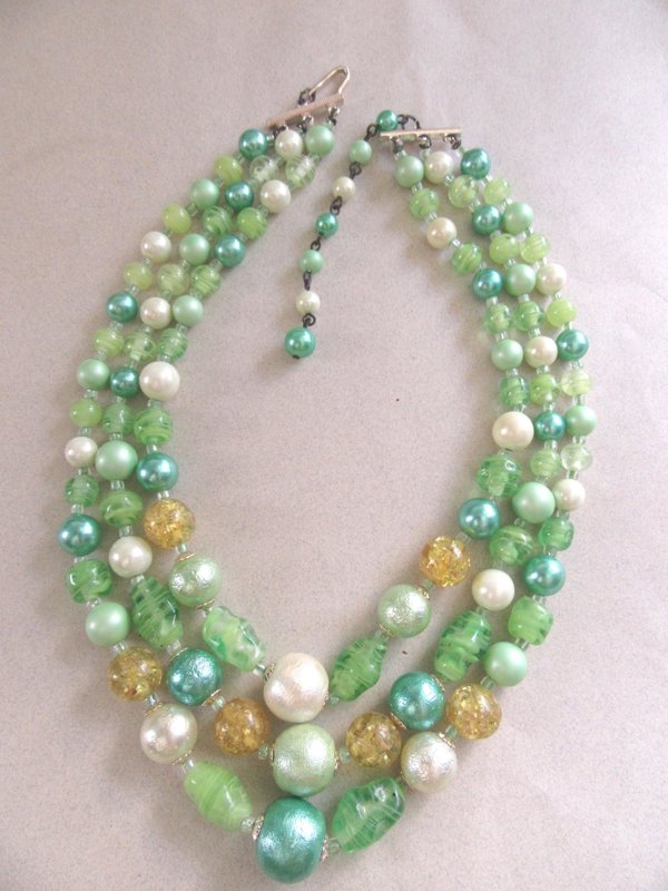 1950's Green Glass Necklace Vintage Jewelry 