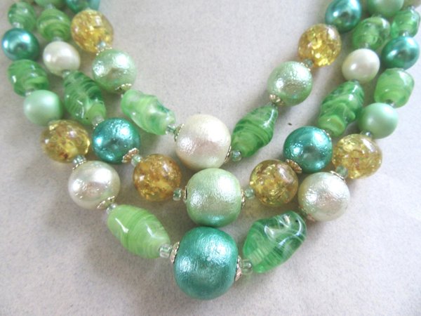 1950's Green Glass Necklace Vintage Jewelry 
