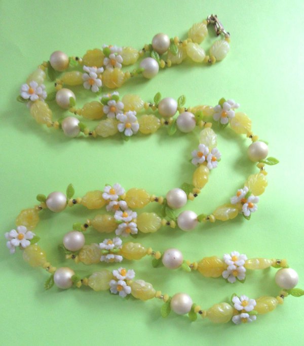 Mod 1960s Daisy Flower Necklace Vintage  Jewelry 