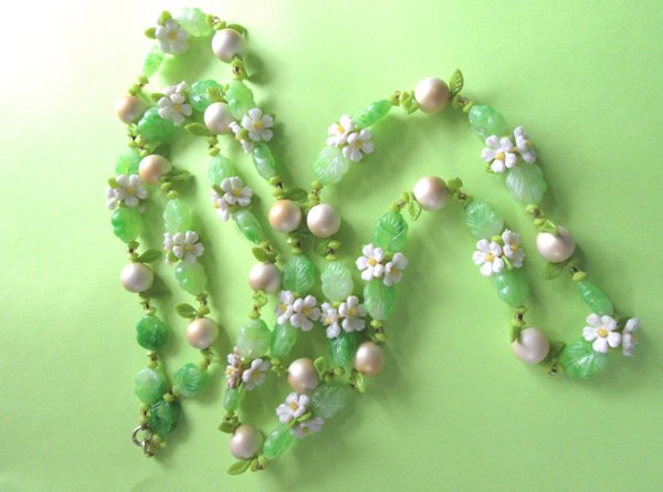 Mod 1960s Daisy Flowers Necklace Vintage Jewelry