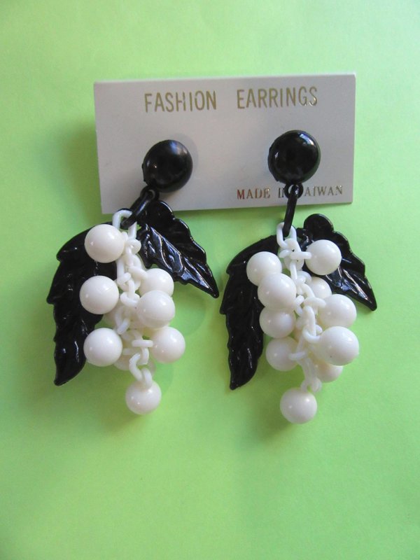 1980's Lucite Grapes Pierced Earrings Costume Jewelry 