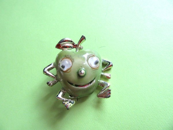 Anthropomorphic Google Eyes Apple Pin Vintage Jewelry