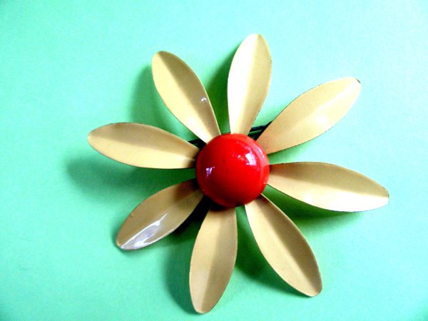 1960's Mod Daisy Pin Vintage Jewelry '60's Accessories