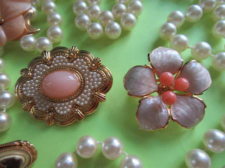 Vintage Jewelry Lot Faux Peals Pins Brooches
