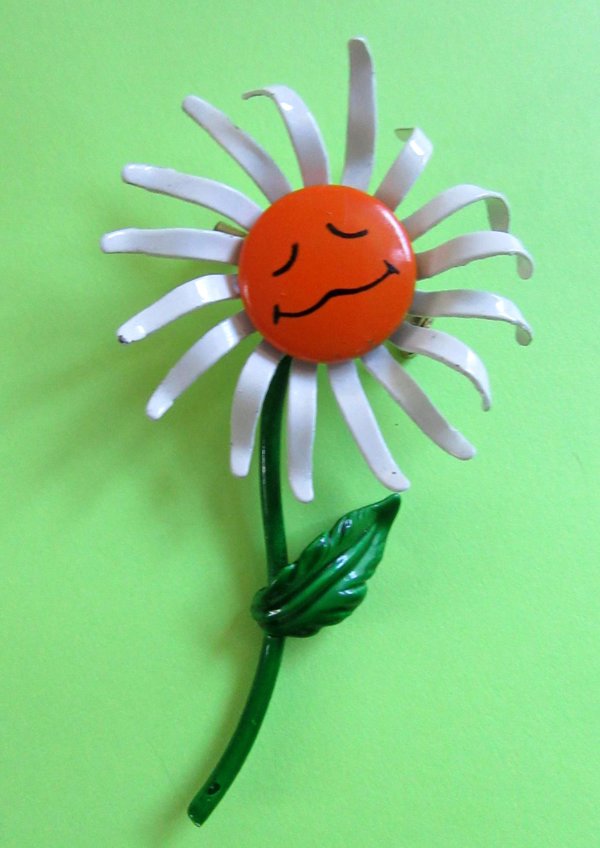Anthropomorphic Pin Smiling Daisy Vintage Jewelry