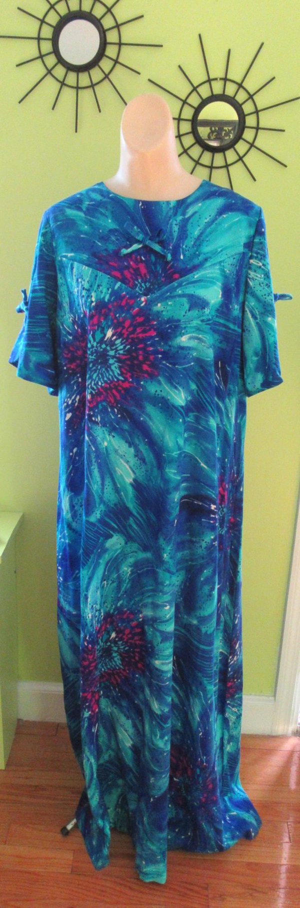Ladies Vintage Hawaiian Moo Moo Mrs. Roper Dress 