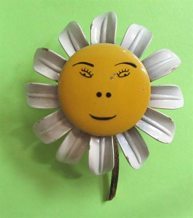 Anthropomorphic Smiling Daisy Pin FiguralVintage  Costume Jewelry Hippie