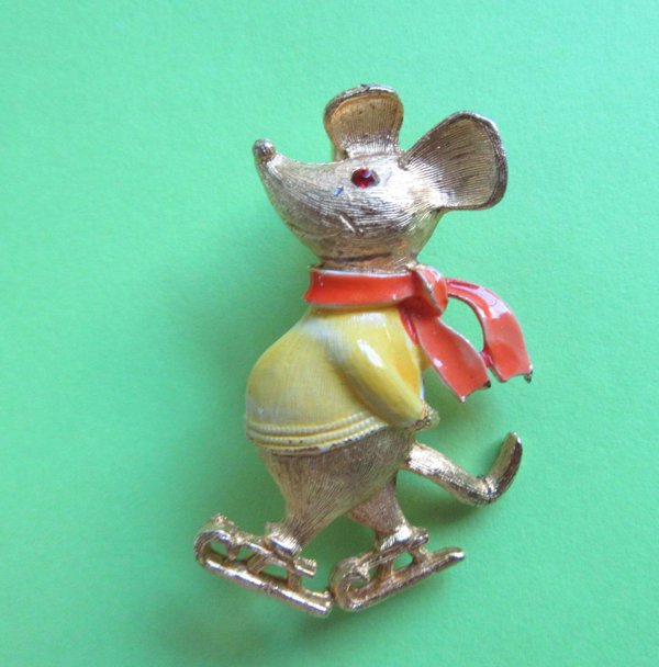 Vintage Anthropomorphic Mouse Pin Ice Skating Christmas Jewelry