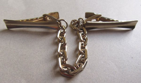 Vintage Gold Tone Haevy Chain Sweater Clip 