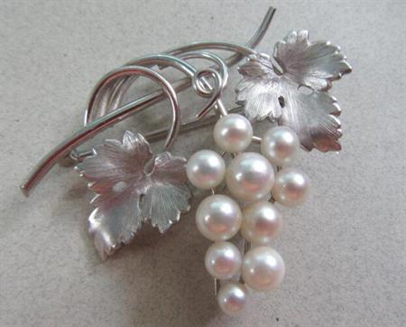 Krementz Genuine Pearls Grapes Pin Signed Vintage Jewelry 