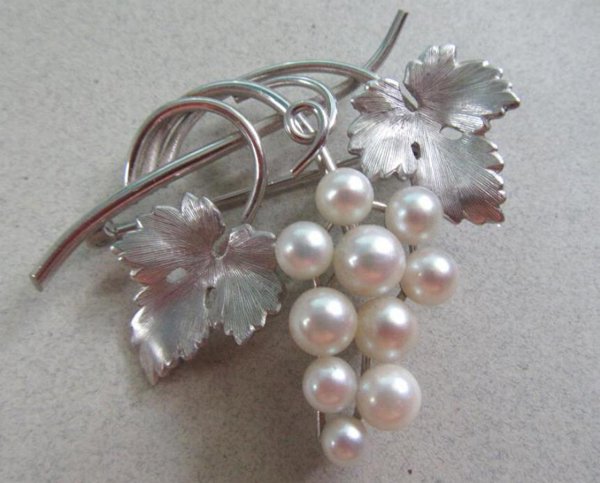 Krementz Genuine Pearls Grapes Pin Signed Vintage Jewelry 