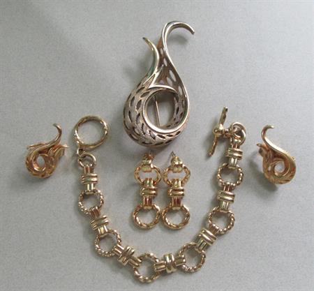 Vintage Gold Tone Jewelry Lot Pin Earrings Bracelet 