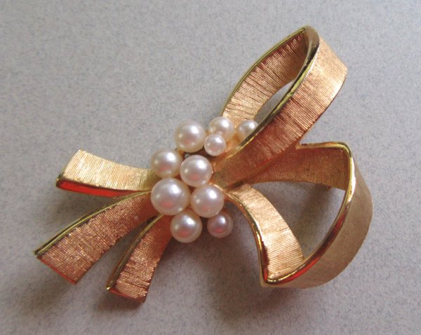 Vintage Crown Trifari Oin Faux Pearl Bow Signed Jewelry