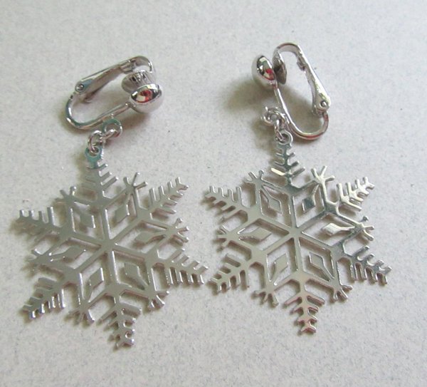Vintage Avon Snowflake Earrings Holiday Christmas  Jewelry 