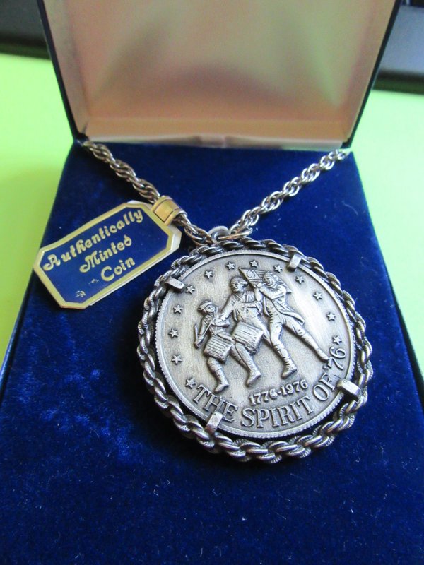 Vintage Spirit of '76 Bicentennial Coin Necklace DaVinci 