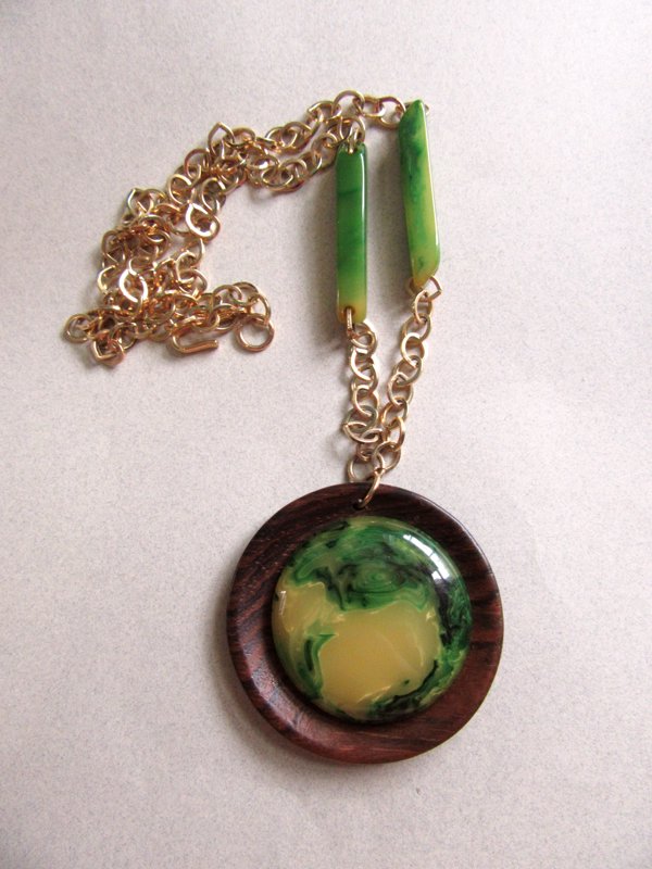 Vintage Bakelite Pendant Necklace 