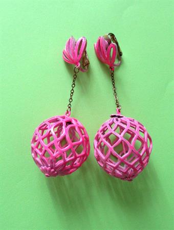 Mod 1960's Hot Pink Ball Cage Clip On Earrings Vintage Costume Jewelry Twiggy Go Go