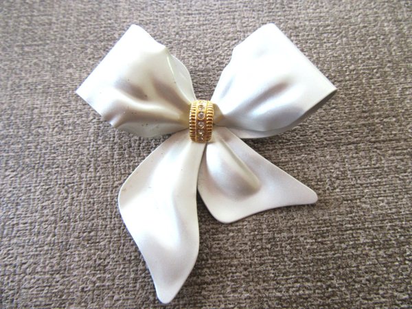 Vintage White Bow Pin Holiday Jewelry