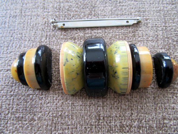 Art Deco French Bakelite  Pin For Repair