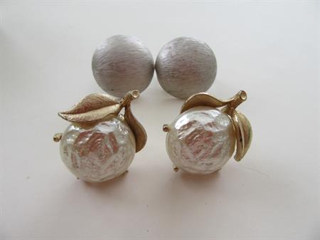Vintage Sarah Coventry Faux Pearl Apple Clip Earrings Trifari Silver Tone Free Pair Signed Jewelry