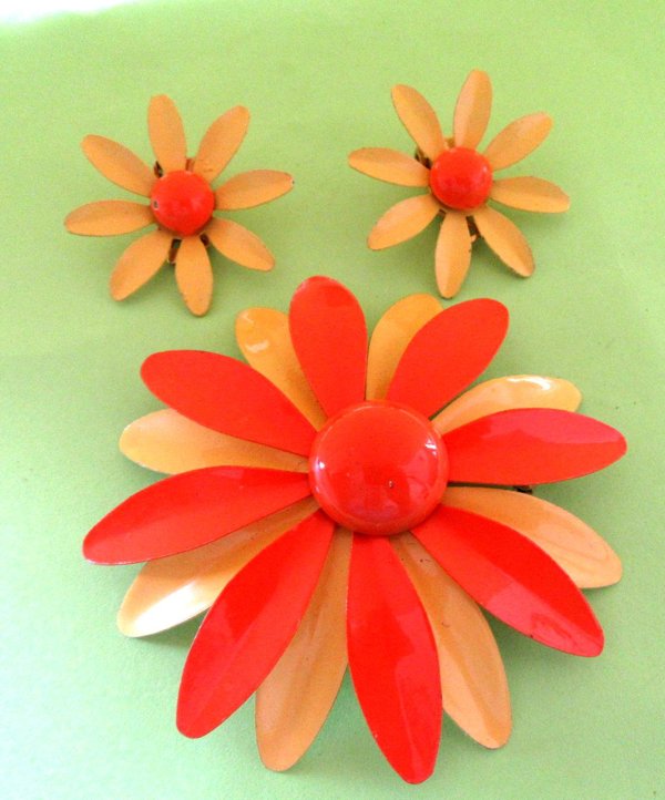 Mod 1960's Daisy Pin Set Vintage Jewelry 