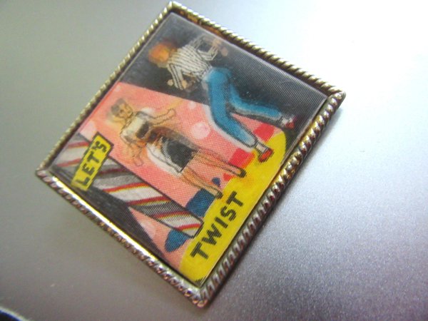 Vintage VARI-VUE "Let's Twist" Lenticular Flicker Pin Dancing 