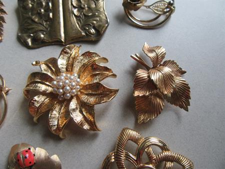 Vintage Pin Lot Lisner Krementz Sarah Coventry Brooches